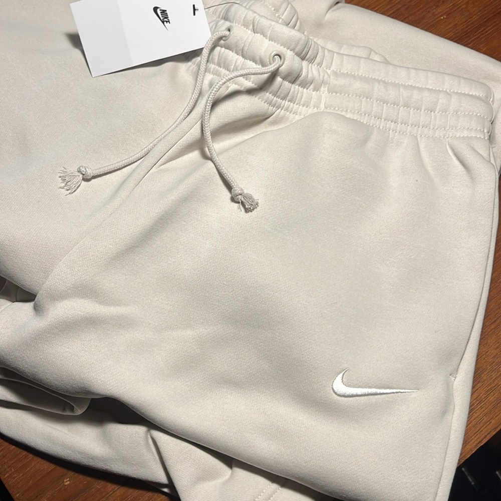 Nike Sportswear Phoenix Fleece
Women's Mid-Rise Open-Hem Pants M - Picture 4 of 4
